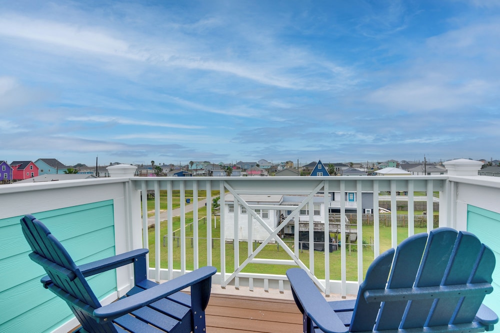 Walk to Ocean: Home w/ Deck in Surfside Beach! view 2