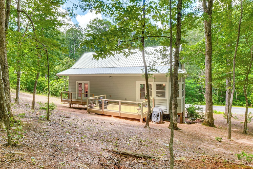 Golf Access & Furnished Deck: Cabin in Clayton