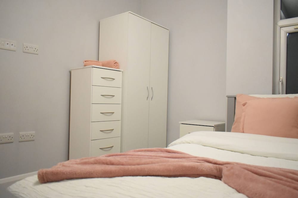 Charming 5 Bedroom Home in High Wycombe Perfect for Families