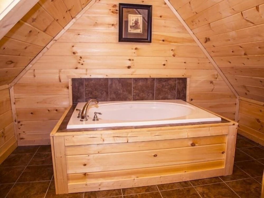 The Mallard - 3 Bedrooms, 3 Baths, Sleeps 8 Home by RedAwning