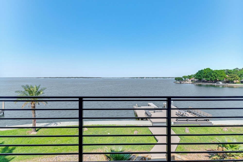 Luxe Family Gem in Montgomery: 'the Lake House!'