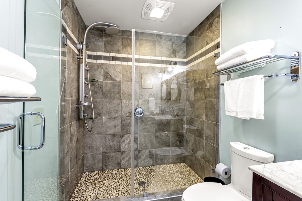 Downtown Delight - Private Balcony - Downtown Condo view 4