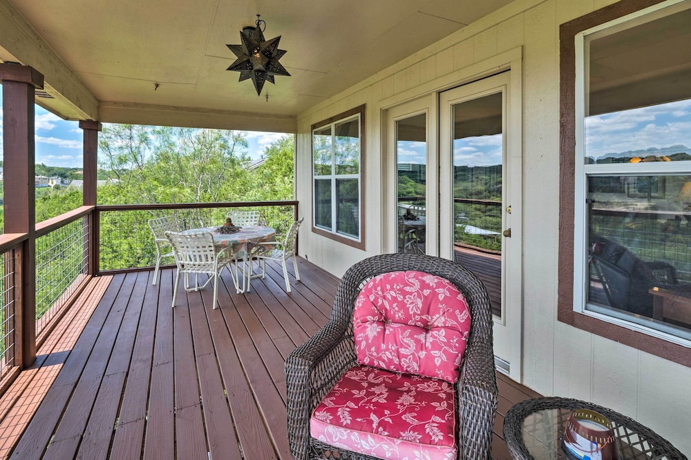 2 Furnished Decks & Lake Views: Austin Escape view 2
