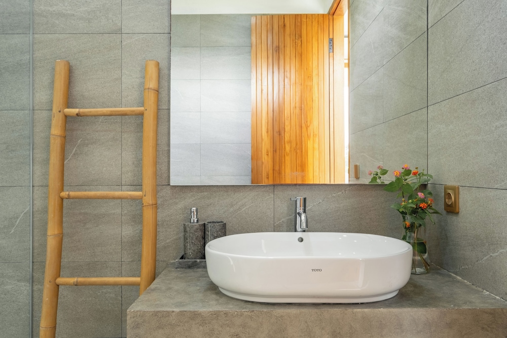 Tropical Modern Villa Amaya by OriVista