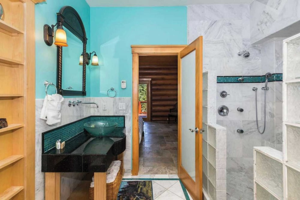 Sleeps 27 2 Homes Near the Lake, Hot Tub + Views Castle Glen Estates