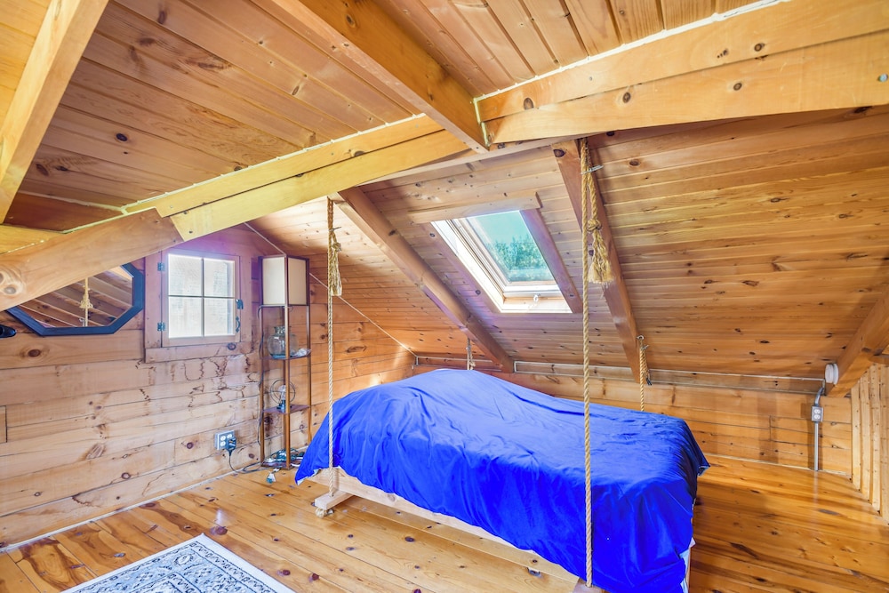 Bellevue Log Cabin w/ Gas Grill & Creek Access