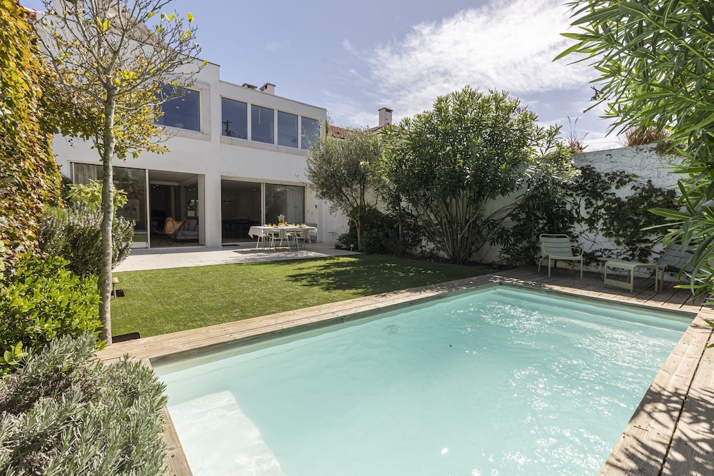 Contemporary Restelo Pool Haven by Cadenzalux