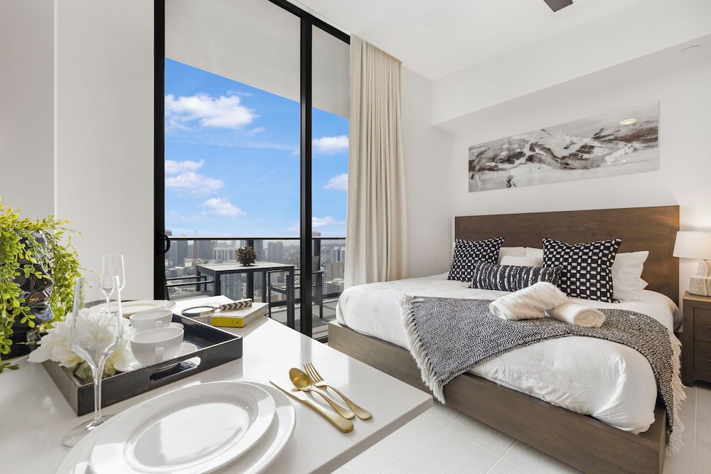 Lux Studio W City Views and Pool