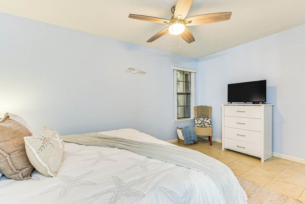 Walk to Pool & Beach: PCB Resort Getaway w/ Porch