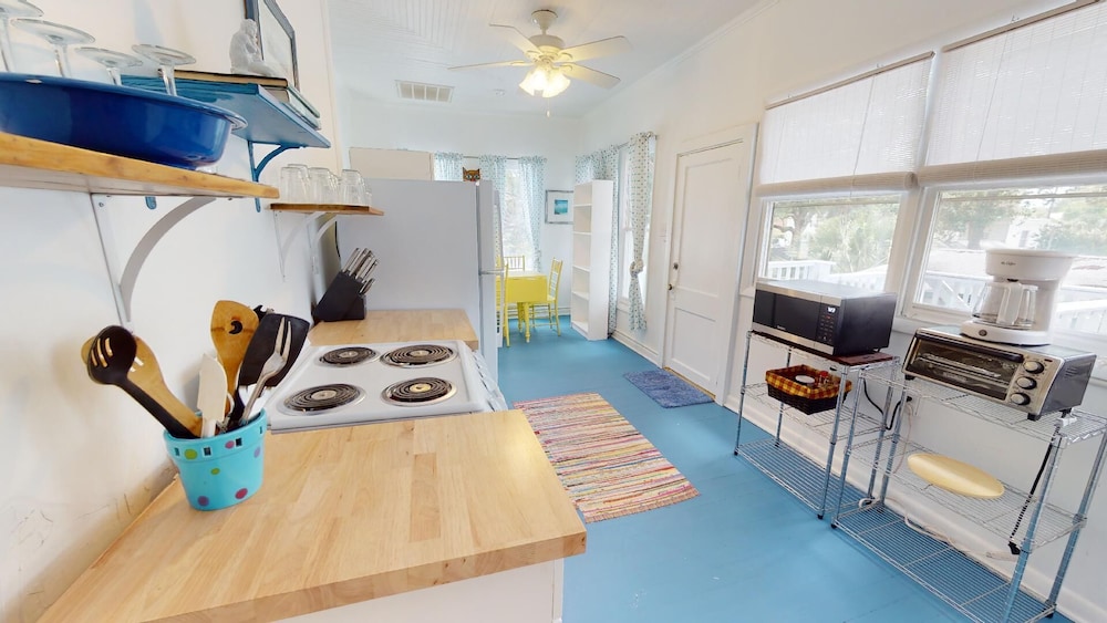 712 2nd Avenue - Upper