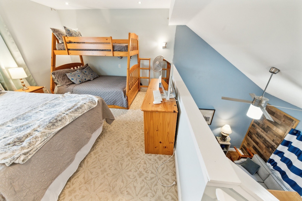 Stylish Notre Dame Condo Sleeps 6 2 Bedroom Condo