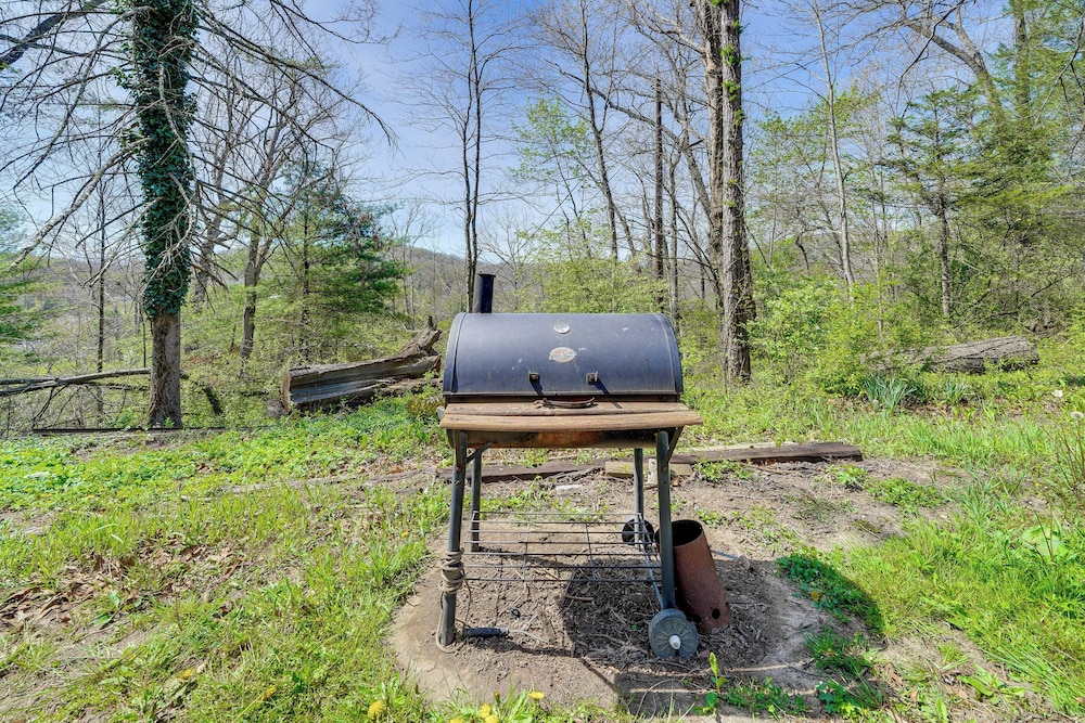 9 Mi to New River Gorge: Spacious Retreat w/ Porch