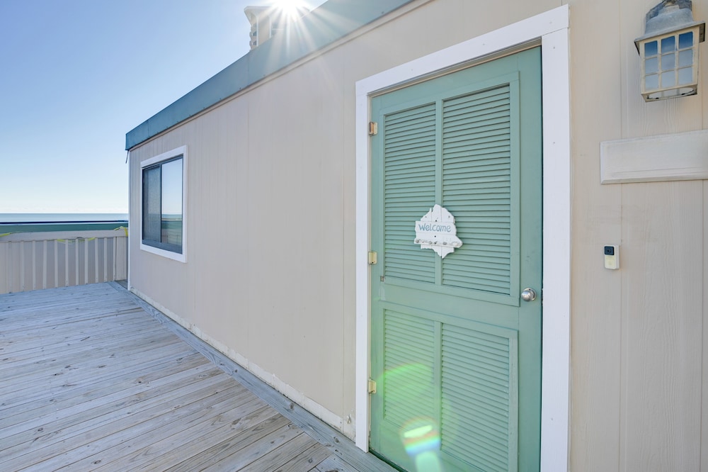Walk to Beach + Pier: Myrtle Beach Getaway w/ Deck