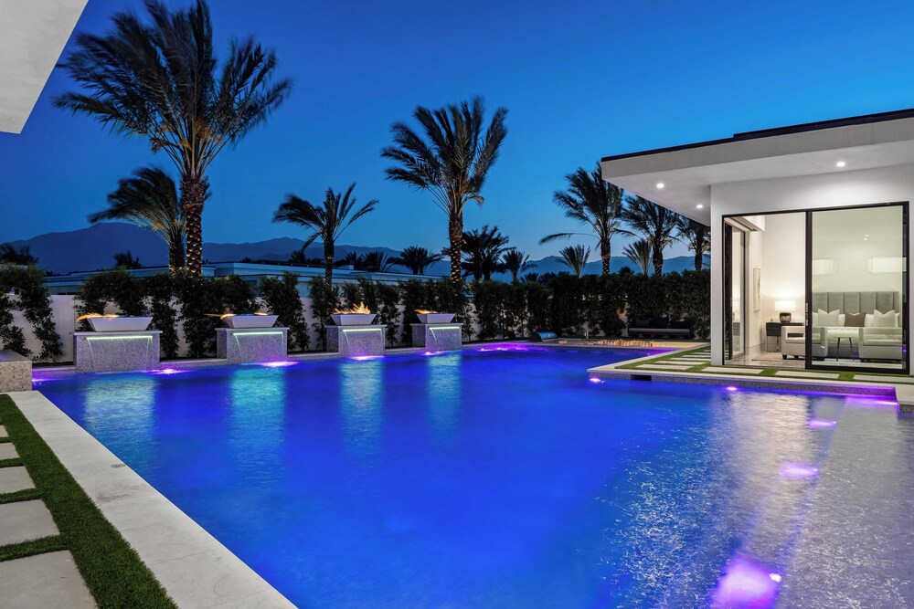 Sleeps 20 Pool & Pickleball Villa Near Golf, Dining & Fun Bravo Villa #2 by Avantstay
