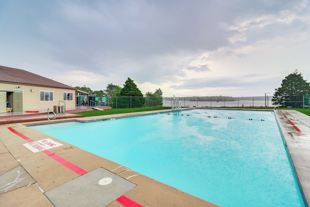 Lake & Pool Access: Poconos Family Getaway!