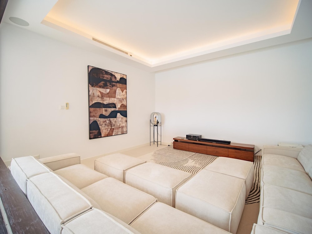 Luxurious 5bedroom White Estate Villa Private Lake