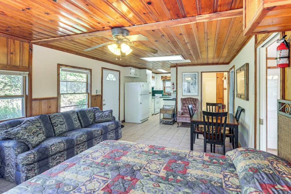 2 Mi to Fishing on Lake Whitney: Cottage w/ Deck