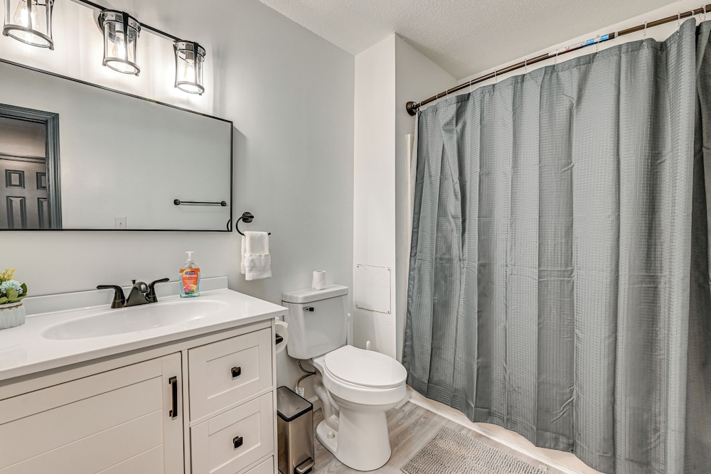 Townhome 1 Mi to Colt Park & Industrial District!