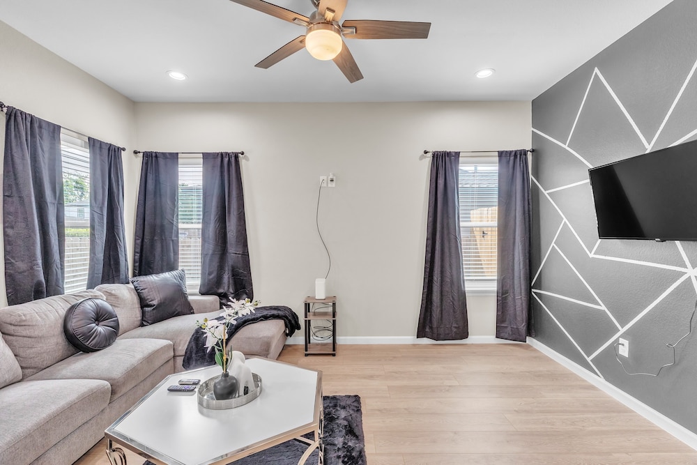 Chic Pet Friendly 3br Duplex In Amazing Location 3 Bedroom Duplex