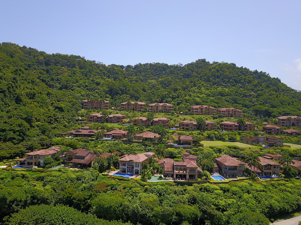 CR Luxury Los Sueños Condos