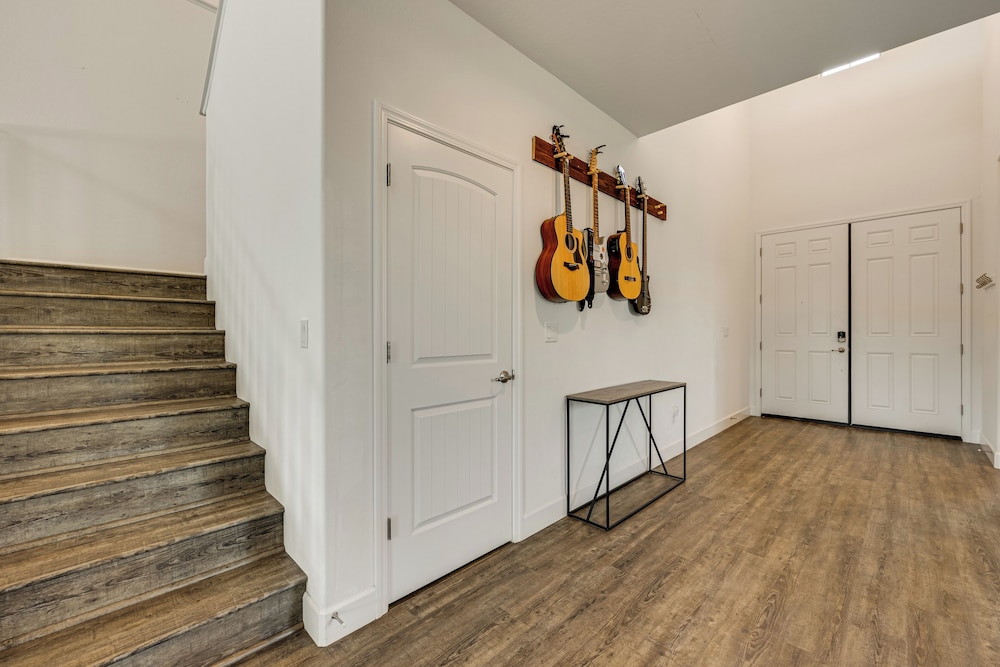 1 Mi to Golf! Spacious & Modern Home in Dinuba