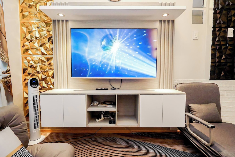 Sapphira Manor Luxurious Condo by the Bay