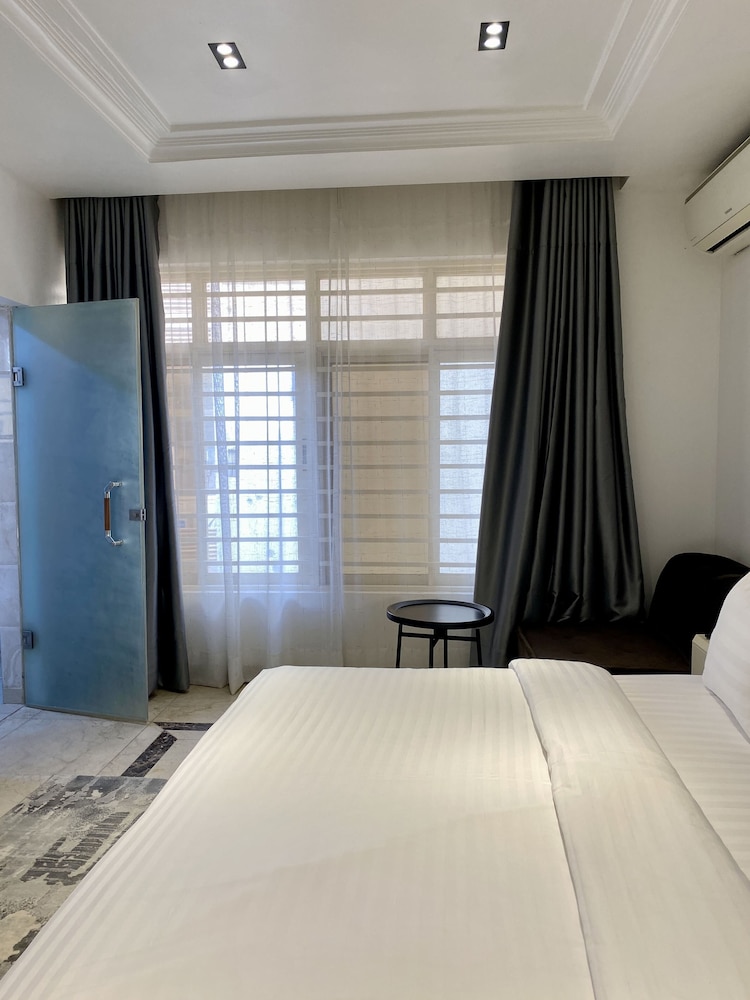 Glovis Luxury Apartments view 5