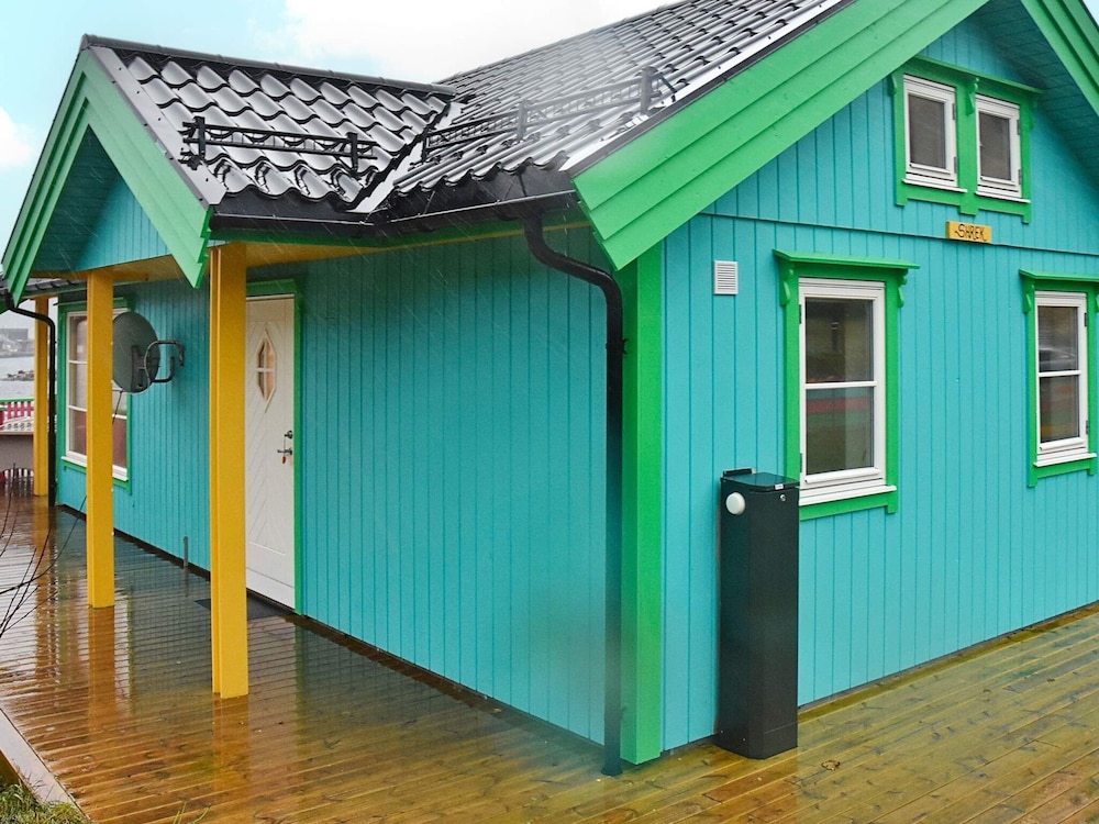 6 Person Holiday Home in Maloy-by Traum