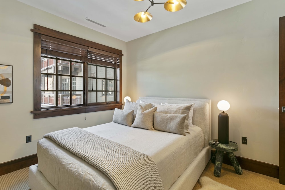 306 - Two Bedroom Arrowleaf 2 Condo