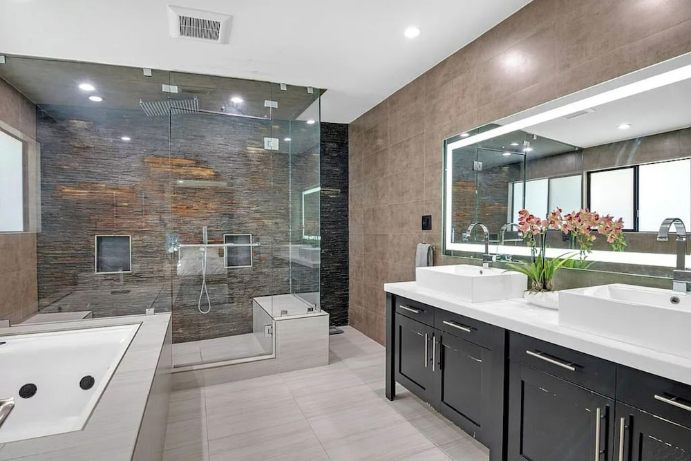 Mansfield Modern - Ultimate Entertainers Oasis With Guest House