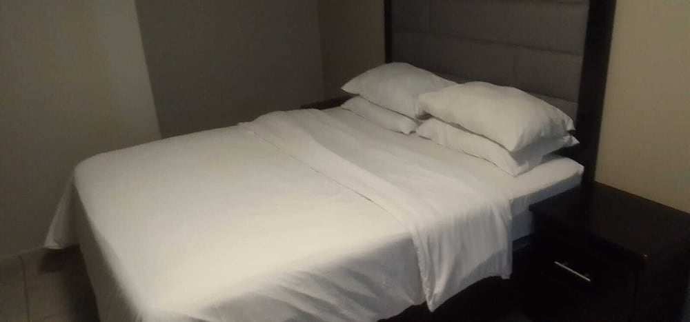 One Bedroom Unit In Central Rosebank