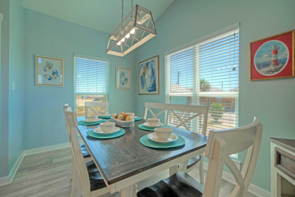 Family-friendly Beach Home Bbq, Patio & Fire Pit & Mins to Beach Bottom's Up by Avantstay
