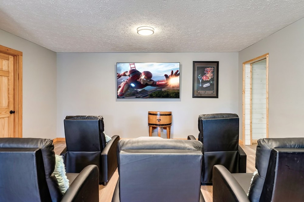 Stunning Cabin w Hot Tub Pool Table Arcades