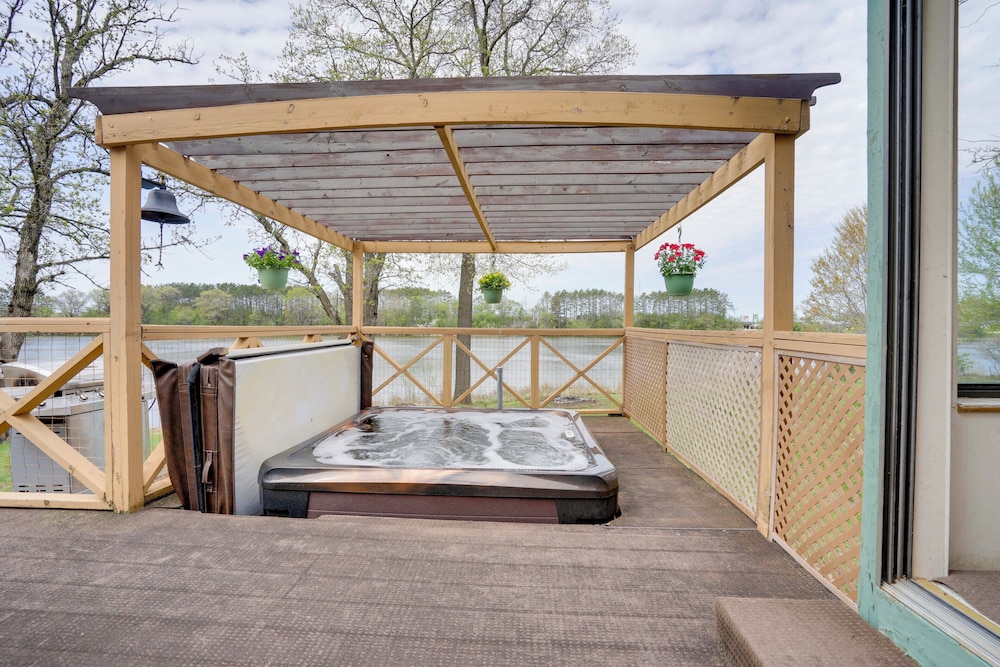 'love Lake Retreat w/ Hot Tub in New Richmond!