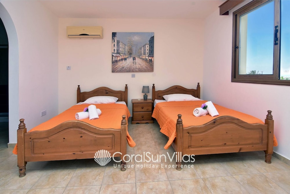 Family Villa Short Walk To Coral Bay Strip 5 Min and Pub, Shops etc