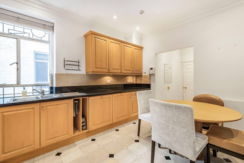 Luxury 3BR Mayfair Apartment Near Green Park