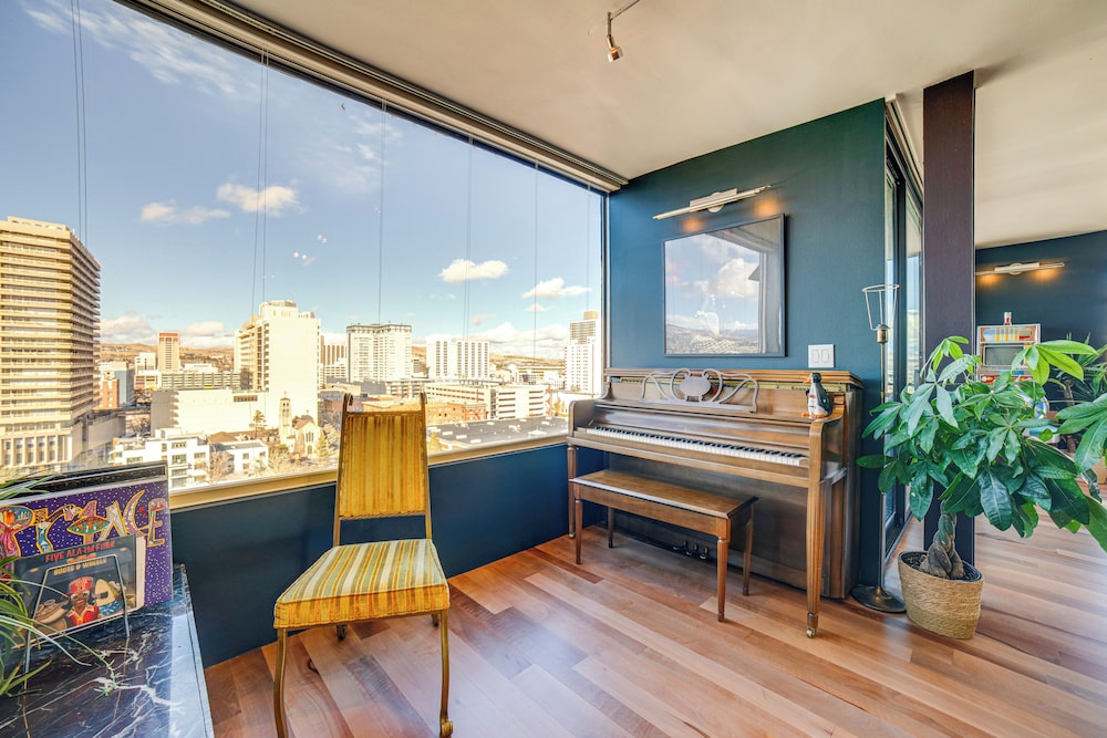 Luxe Dtwn Reno Penthouse ~ 3 Mi to Casinos!