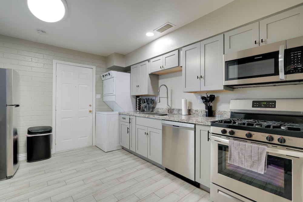 3 Mi to Roosevelt Row Arts District: Apt w/ Patio