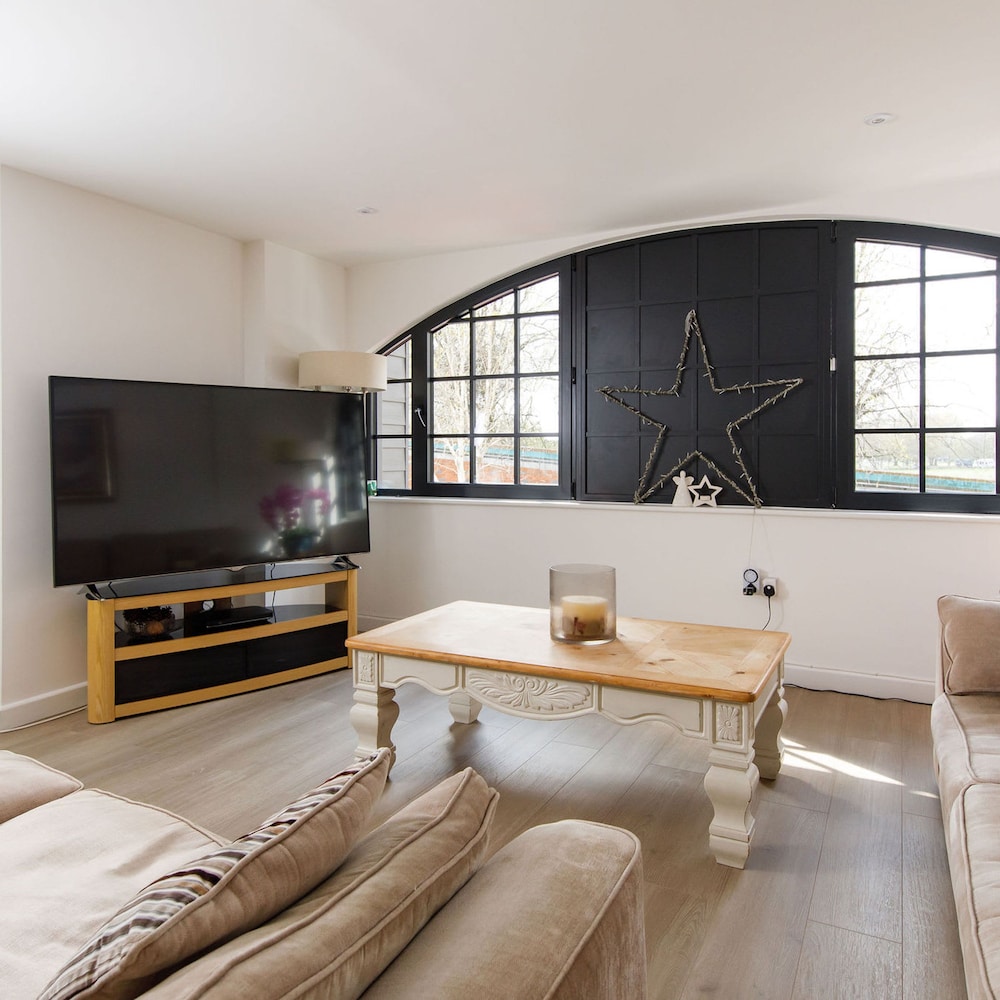 Stylish City Centre Apartment With Sauna view 2