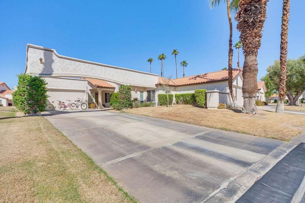 In Golf Course Community: Palm Desert Escape!