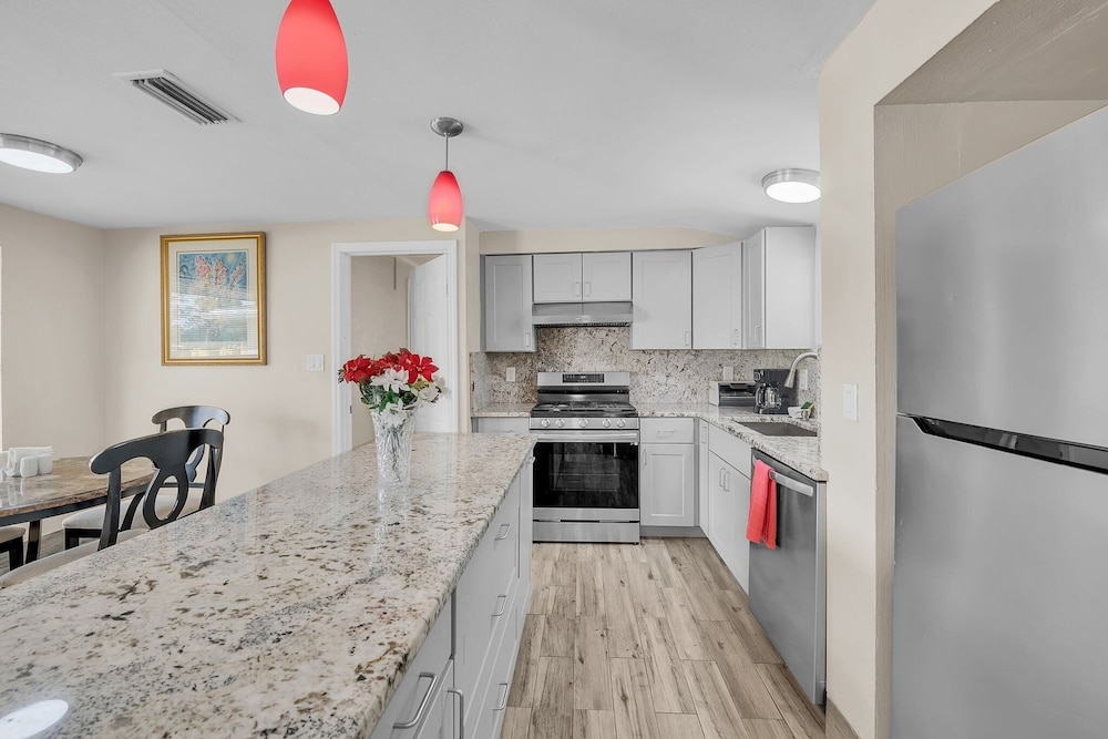 Elwood Park Gem: Spacious 3br Prime Location 3 Bedroom Home