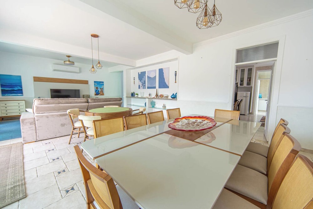 Casa Pet Friendly com 3 su tes a 200m da Praia