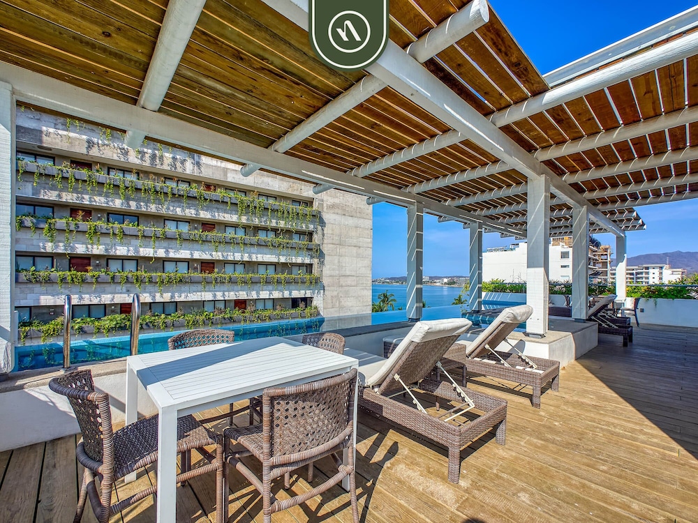 New 1 BR Condo - Oceanview Pool - 2 min to Beach
