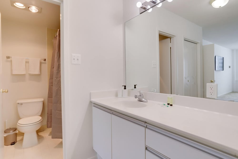 Stylish Comfort Condo in Crystal City