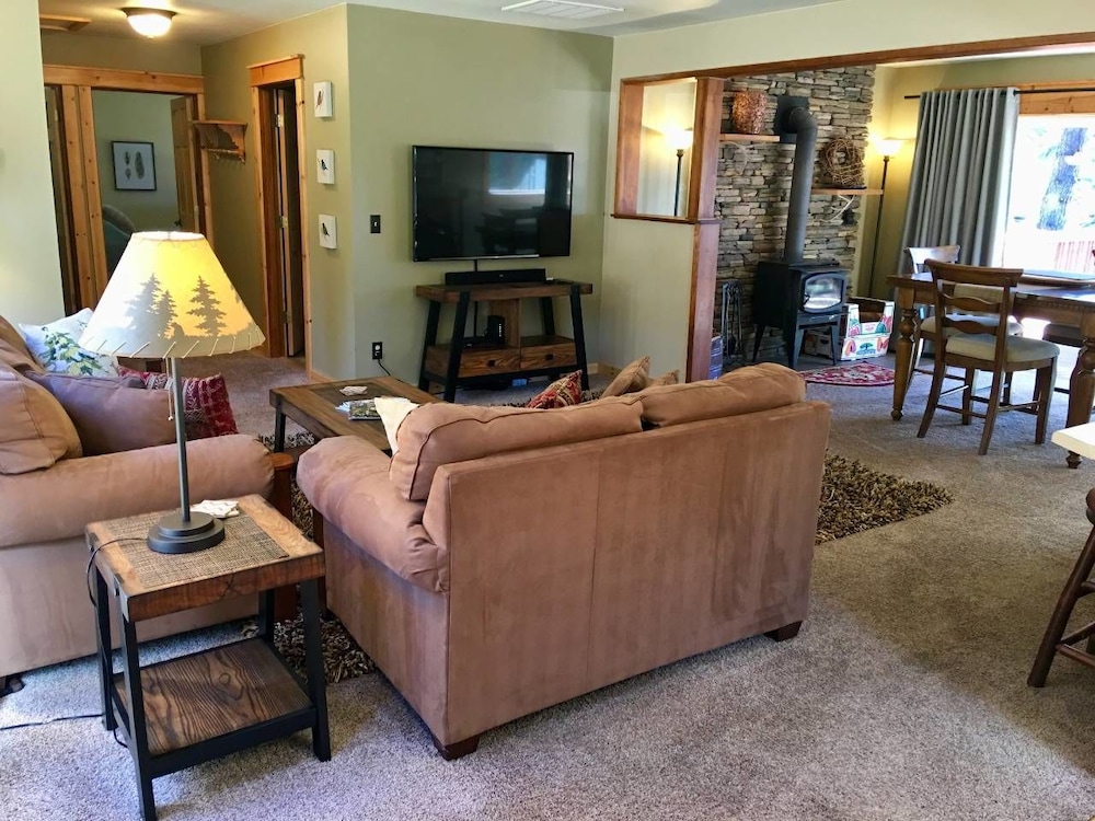 Ashland Vacations - Mountain Pine Cabin - Sleeps 6 - Pet Friendly - Property Image 2