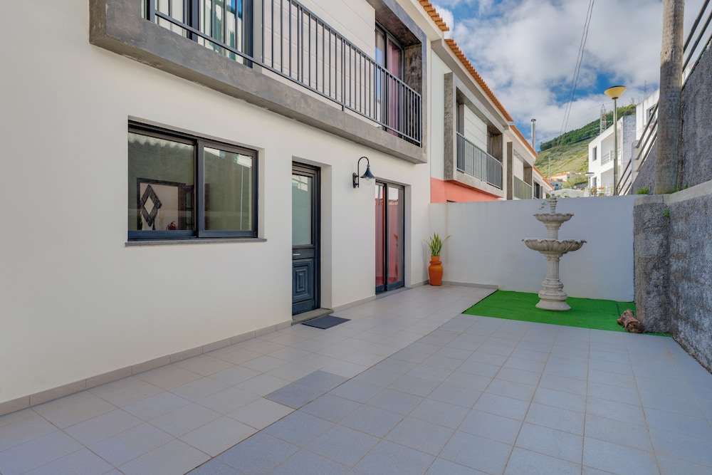 Andrade's Villa by HRM