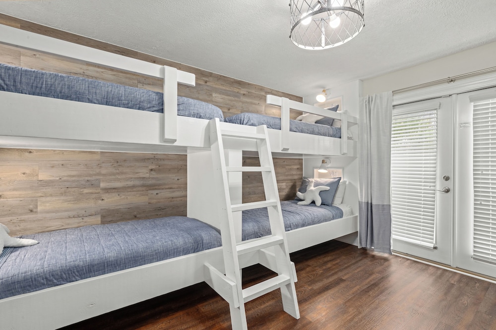Escape to Sand Dollar Holler: Coastal Retreat, 3 Beds, 2.5 Baths, Sleeps 10!