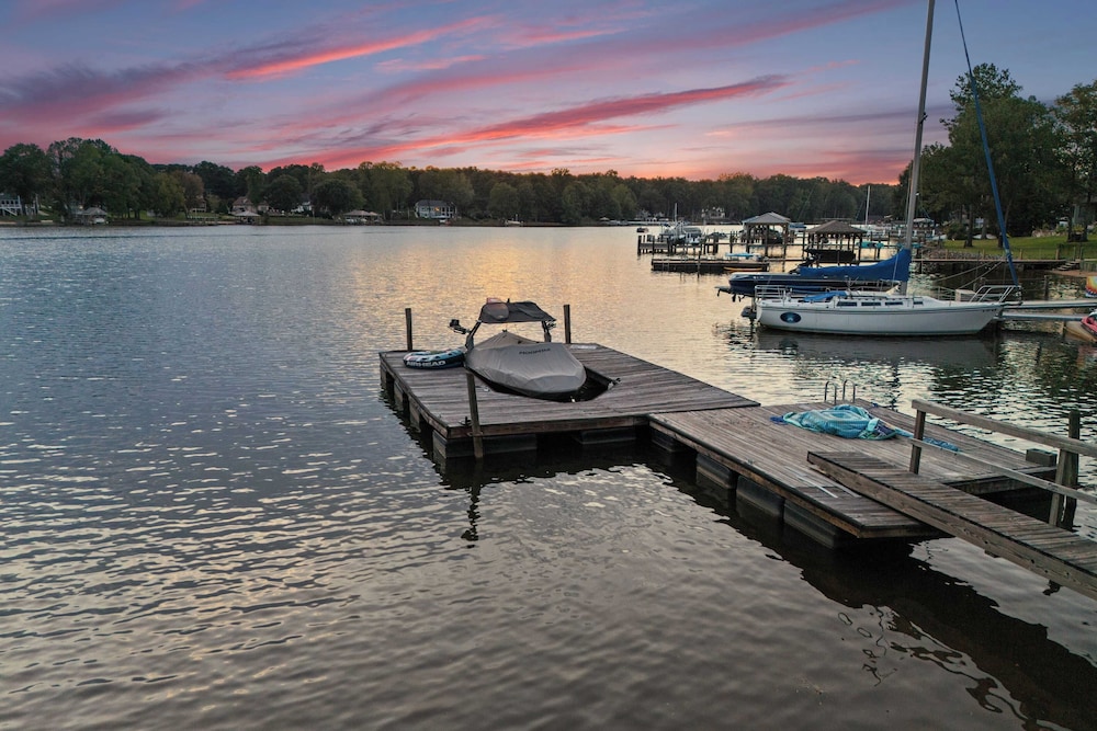 Lake Norman Waterfront Home w/ Covered Porch, Sunset Views & Easy Access to Dining, Shopping & Uptown Charlotte Adventures Sunsets on Shoreline