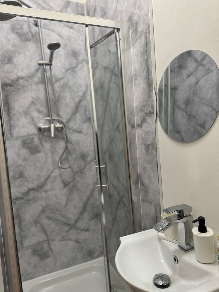 Studio - Sleeps 2 - Parking - Close to Paddington