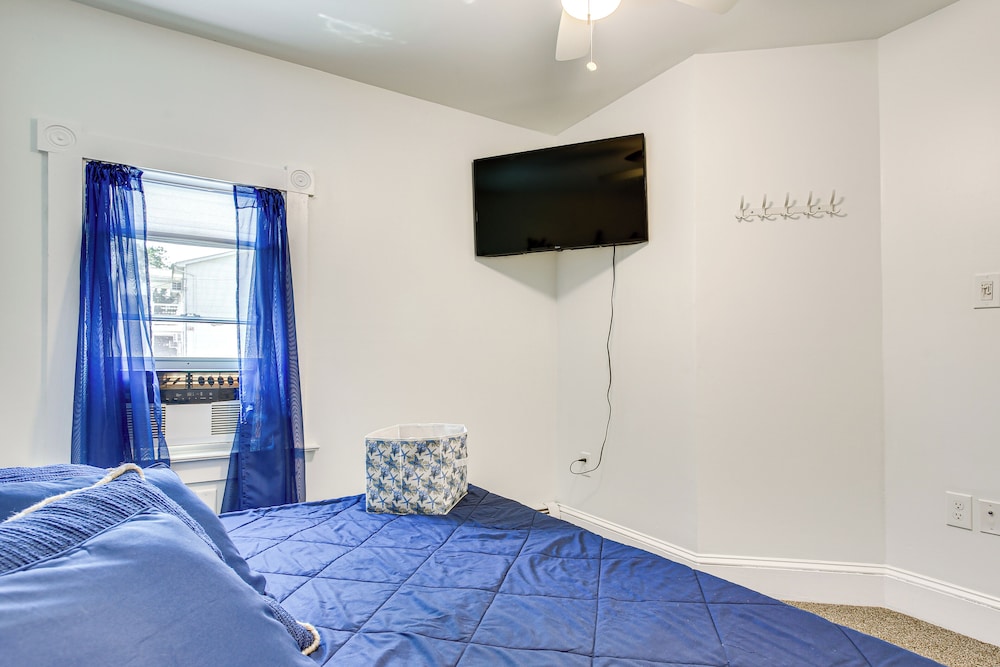 Walk to Beach: Somers Point Apartment! view 4